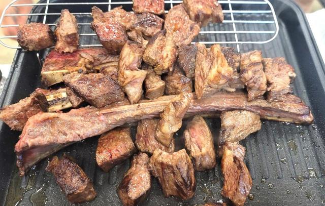 いい感じに焼きあがったウデカルビ