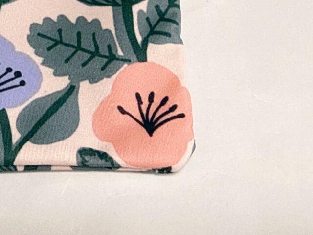 素材はポリエステル。キルティングポーチとお揃いの花柄生地を使用！