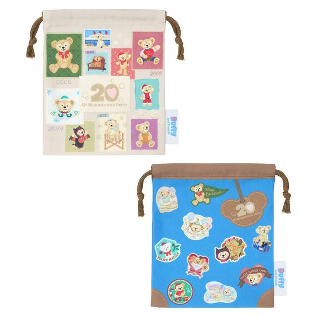 きんちゃくセット 2,500円|東京ディズニーリゾート「ダッフィー&フレンズ20周年:カラフルハピネス」過去のアートがデザインされたスペシャルグッズ|販売店舗:東京ディズニーシー「マクダックス・デパートメントストア」|発売日:2025年12月18日(木)