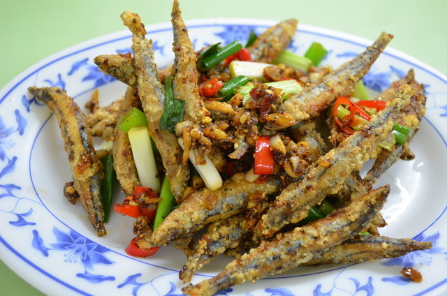 『王牌羊肉海産店』のカラリと揚がったキビナゴのフライはピリ辛の味付け