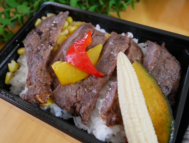 【サーロインステーキ重】野菜がナイスアクセント！