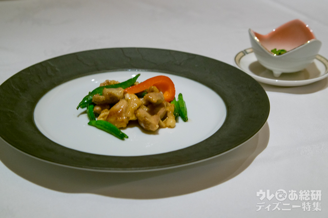 鶏肉と季節の野菜の炒め グリーンピースソース添え｜“ディズニー・イースター”ランチコース 4,200円｜東京ディズニーシー・ホテルミラコスタ「シルクロードガーデン」