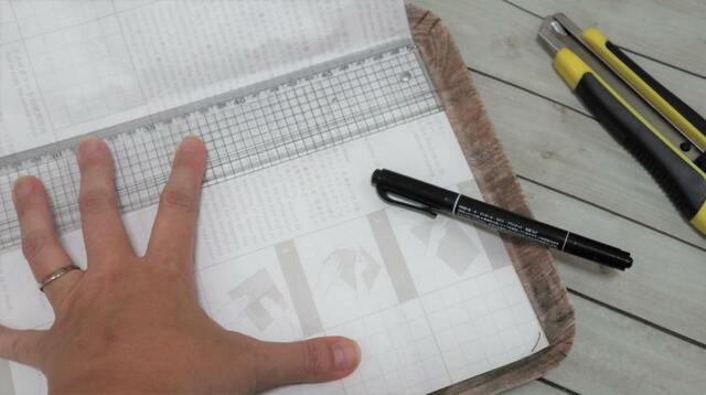 【ダイソー mtリメイクシート】定規で長さを測って、ペンで線を引きました