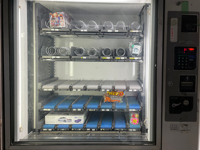 【中古タイヤ市場 相模原店】齋藤さんが選んで仕入れてくるおもちゃが並ぶ自販機