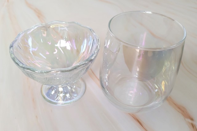 【キャンドゥ】左から、スパイラルデザートグラス（オーロラクリア）、カップグラス350ml（オーロラクリア）