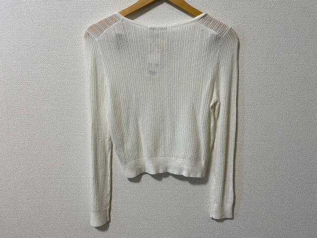 【ユニクロ レースラウンドネックショートカーディガン】中のインナーをしっかりした生地感のものにすることで、前を開けて印象を変えることも可能です