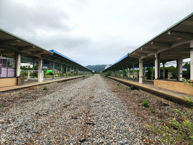 　旧・安東駅舎の線路はすでに撤去されている。日本映画『男はつらいよ』34作で、寅さんが田舎の駅で列車を待っていたが、すでに廃線になっていて線路がなく、大笑いする場面を思い出した