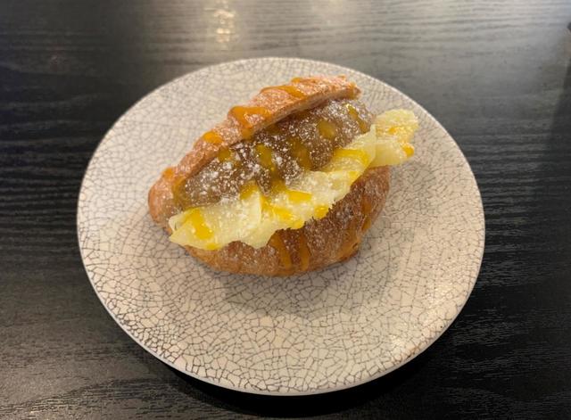 「南国フルーツ 白あんクロワッサン」価格￥380（税込）※イートインの場合「クロワッサンセット」で価格￥650～