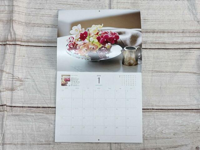 一般的なマンスリー形式のカレンダー。大人気フロ＾リスト「花屋ウヴル」の田口一征さんが手がけるお花の写真が満載。占い師の真木あかりさんが、西洋占星術に基づき、その月に注目するべき惑星の位置からラッキーキーワードを導き出しています♪