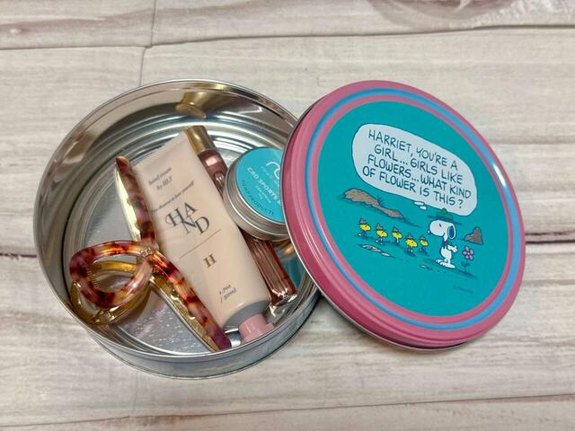 ハンドクリームやヘアクリップなど、細々したものをイン！