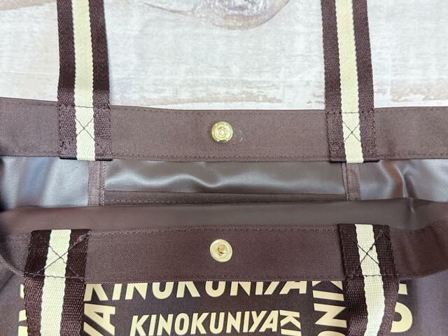 口はスナップボタン付きで荷物が飛び出すこともなく安心