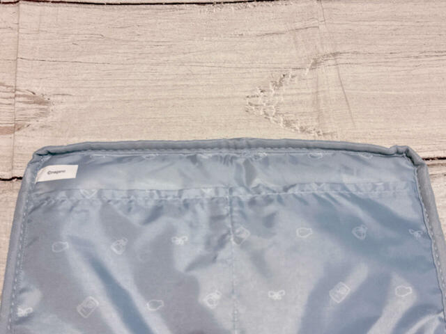 内側にもポケットが2つ付いています