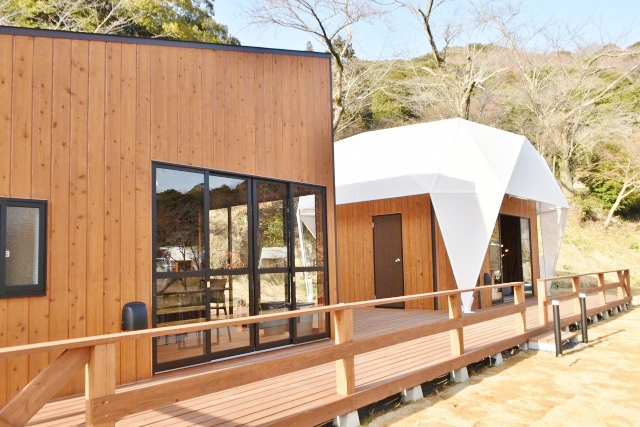 同施設オリジナルのテント