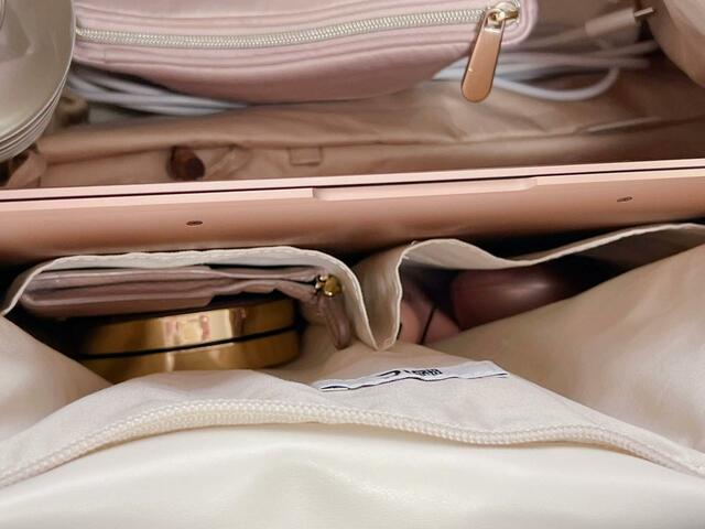 ポケットには細々したクッションファンデやモバイルバッテリーなどを入れても◎