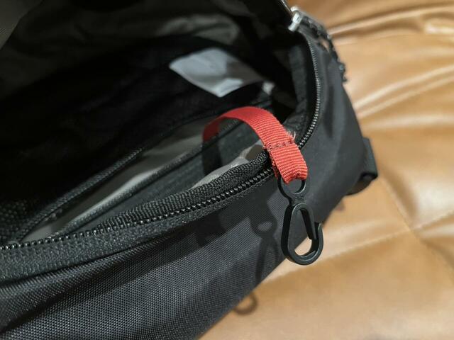 【Columbia パナシーアショルダー】メインの収納部分にはファスナー付きのメッシュポケットがあります。便利なキーフックも！