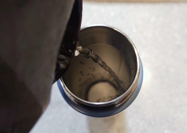 お湯を入れるときは火傷に注意