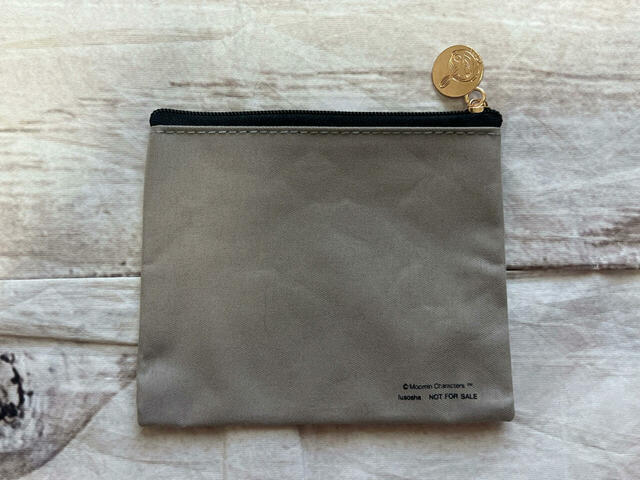 【cookpad plus2024年秋号付録/リトルミイフラットミニポーチ】バックは装飾のないシンプルなデザインです