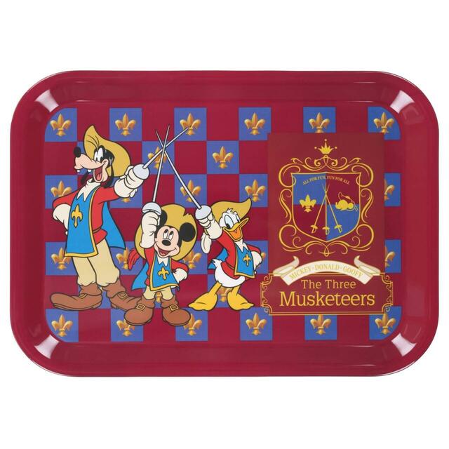 トレー 2,500円｜東京ディズニーリゾート『ミッキー、ドナルド、グーフィーの三銃士』グッズ｜販売店舗：東京ディズニーランド「ホームストア」、東京ディズニーシー「ヴィラ・ドナルド・ホームショップ」｜発売日：2025年10月9日（木）