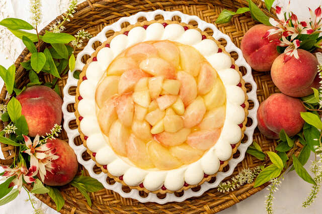 【キル フェ ボン】「季節の紅茶～ピーチとシトラスのブレンド～」は、桃を使用したタルトの美味しさをさらに引き立てます