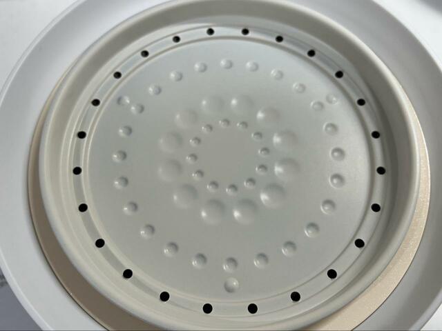 【サンコー 炊き立て丼】お米と水を入れたら中ブタをする