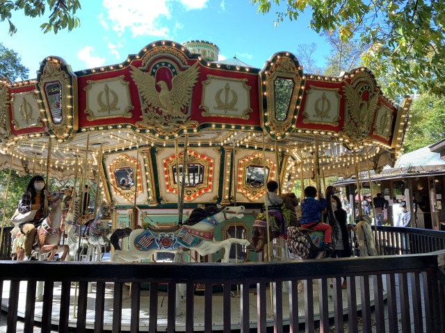 森の中のメリーゴーランドがたまらなくかわいい