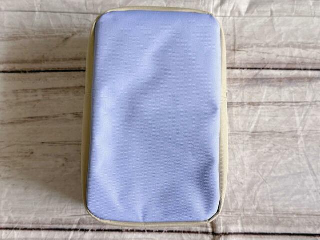 背面は装飾がないシンプルなデザイン