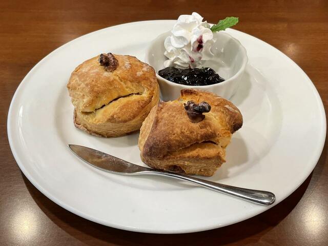 【喫茶 ミモザ】百々代さんが毎日焼いているスコーン。左はプレーン。右はナッツ入り。これはホイップクリーム＆ブルーベリージャム