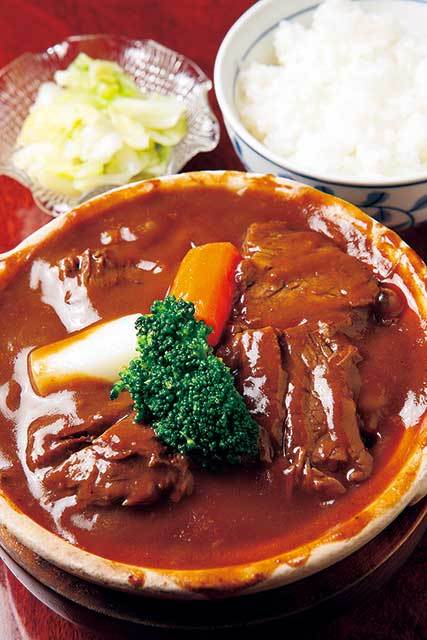 シチューの店 エルベ（東京／東銀座） ビーフシチューランチ 1500円 大きな牛肉が入った人気のシチューは、土鍋でぐつぐつと煮えた状態で提供される。