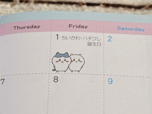 5月1日はちいかわ&ハチワレのお誕生日。ケーキを食べているのか、もぐもぐフェイスがキュート!