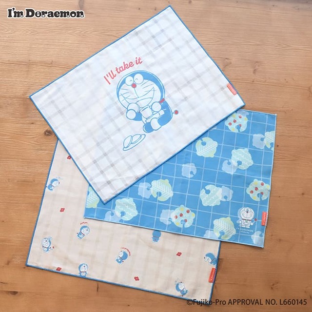 【ドラえもん】「I’M DORAEMON/ランチョンマット」¥770／食卓はもちろん、棚やサイドボードに敷いて、インテリアのアクセントにも
