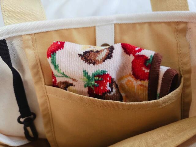 ちょうど、ハンカチなどが入る大きさ