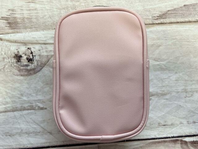 バックは装飾がないシンプルなデザイン。素材はサイドと同様でPVC合皮です