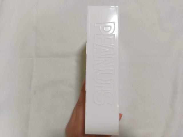 側面には、PEANUTSのロゴ入り