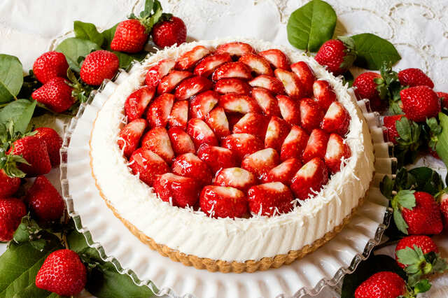 「特選 ホワイトチョコレートクリームと福岡県産“あまおう”のタルト」piece ￥1,620、Whole 25cm ￥16,340、17cm ￥8,186（※グランフロント大阪店、京都・福岡限定）