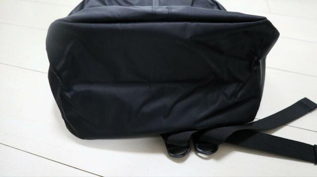 【無印良品 肩の負担を軽くする撥水ビジネスリュックサック（丸型）】サイズは約縦48×横30×マチ15cm。旅行時の着替えやジム用スニーカーなど厚みのあるものも収まります！