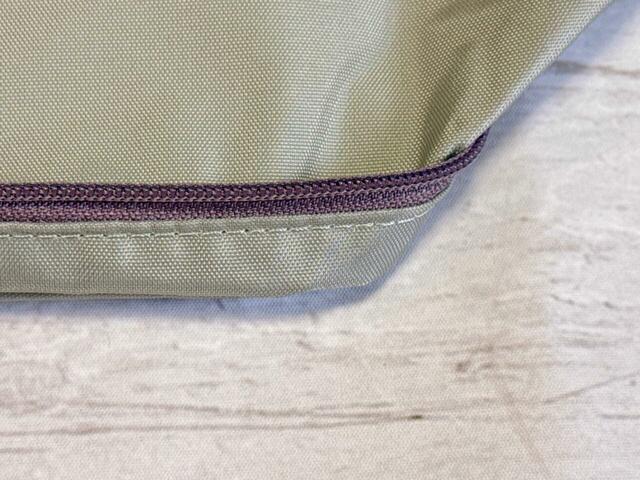 底面のファスナーを使って折りたたんで持ち運べる仕様