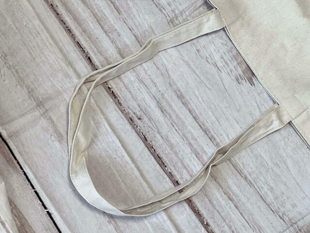 持ち手は長めなため、肩がけがラクラクできるところがうれしいポイント！