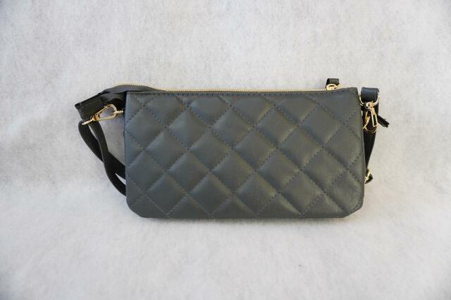 【UNTITLED(アンタイトル)3層ウォレット型スマホショルダーバッグ】バッグ裏側