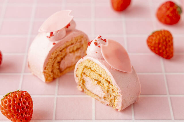 「あまおうろーる」＜期間：2026年3月16日～5月14日＞【ヒルトン名古屋のストロベリースイーツビュッフェ第2弾は、ノスタルジックにときめく、レトロポップないちごの世界♪】