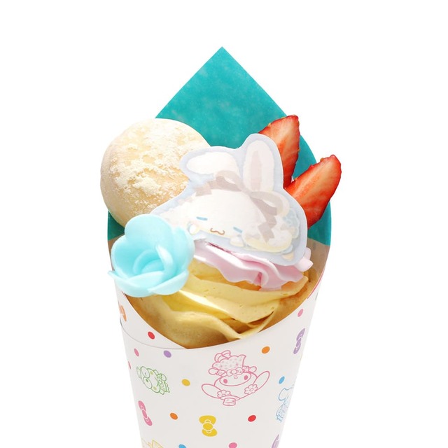 【サンリオピューロランド「いちごカスタードクレープ」850円】シナモロールをモチーフにしたクレープ