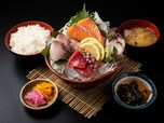 「刺身三種盛り定食」<価格:1,880円(税込)>【本マグロが入った豪華刺身が食べ放題!話題の「漁港食堂 」が、西中島にオープン!6月中は「鰹のタタキ」を380円で提供!】
