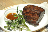 熟成和牛のサーロインステーキ（100グラム：1800円） 1（グリルド エイジング・ビーフ）