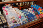 東京ディズニーランド(TDL)「アナとエルサのフローズンファンタジー」期間中に購入できる、映画『アナと雪の女王』関連グッズ ©Disney