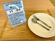 【シャトレーゼ船橋三咲店 スイーツバイキング】トレーとお皿とカトラリー、利用時間の書かれた札が渡されます