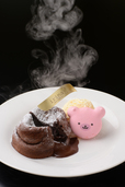 イリナ 「フォンダンショコラ ～バニラアイスとくマカロン添え～」750円※10皿限定 ※ｽｲｰﾂﾌｫﾚｽﾄ限定