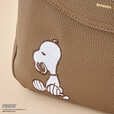 【サマンサタバサ「スヌーピー」コレクション】ウッドストックと見つめあっているスヌーピーの様子を刺繍でデザイン