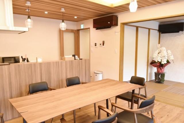 木の温もりが優しいテーブル