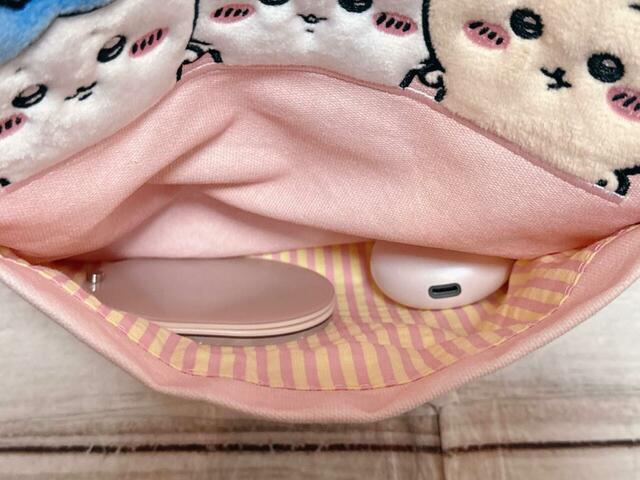 外側のポケットにはイヤホンやミラーをIn