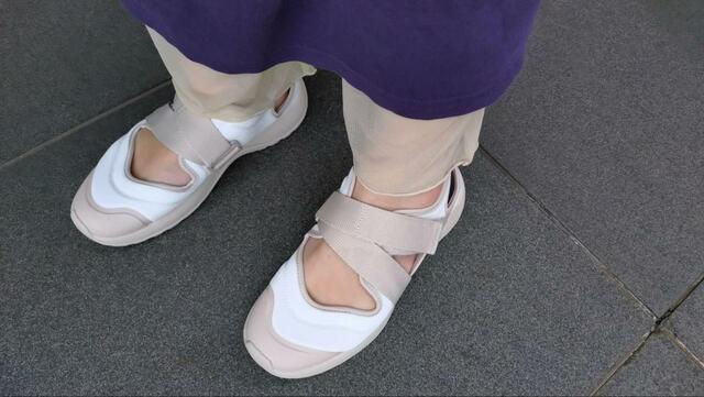 【無印良品 スニーカーサンダル】ライトベージュは夏でも暑く見えず、何にでも合わせやすい