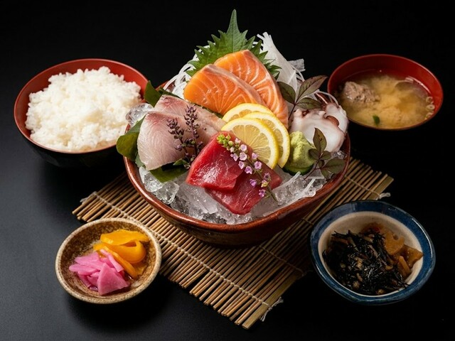 「​​​刺身三種盛り定食」＜価格：1,880円（税込）＞【本マグロが入った豪華刺身が食べ放題！話題の「漁港食堂 」が、西中島にオープン！6月中は「鰹のタタキ」を380円で提供！】